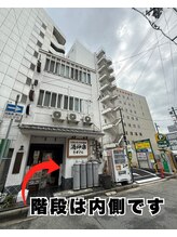 リフェイス(RE:FACE)/階段は、内側にあります。
