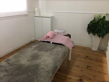 白を基調としたお部屋で、ゆったりと施術が受けられる♪