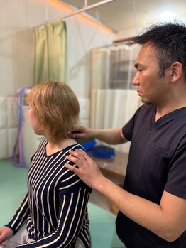 整体院 翔/首の施術のでカッサをしながら