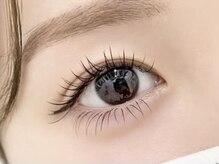 スリー(THREE.)/まつげエクステ　タレ目デザイン