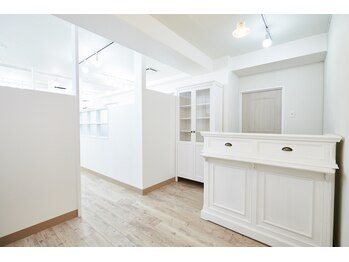 リア 越谷店(lia)/白を基調とした落ち着いた雰囲気