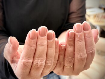 ユニークの写真/手元が綺麗に見えるベースカラーありのフレンチネイルアート！付け替え時オフ無料も利用可能♪