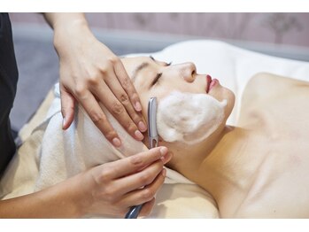 キュアーズ トータルビューティーサロン(CURES)の写真/【リピーター続出中】究極のスキンケア♪肌の透明感UP！ツヤ肌シェービング★顔&うなじ剃り+眉カット¥7700