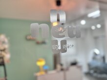 ノイ(neu)の雰囲気（白基調で可愛いブルーをアクセントにした店内です♪）