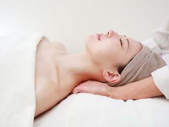 プルソワン 江坂/《首・デコルテマッサージ》