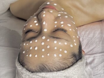 オーリス(Aurise)の写真/【360度 美肌管理】背中・二の腕も「調合ピーリング」。ドレス姿に自信が持てる全身ケア。