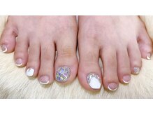 ヘブン ネイル 鶯谷(HEAVEN Nail)/ホワイト×ビジューフットネイル