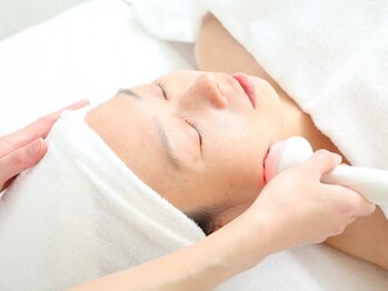 ペルラペティーユ(PERLA PETILLER)の写真/乾燥による小ジワ・くすみを防ぎ、もっちりと潤いに満ちた弾力肌へ導く『極上保湿』ケア