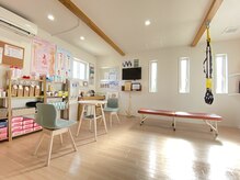 姿勢改善専門スタジオ イーマスト(E-must)の雰囲気（明るく広いお部屋で個別対応！根本改善でお悩み解決！）