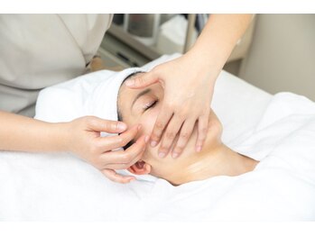 ロジワール(LOISIR)の写真/口元・フェイスラインのもたつきには引き上げ小顔ケア
