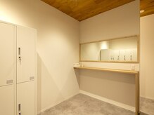 Pilates KASANE MEGAドン・キホーテUNY岐阜店【9/6 NEW OPEN(予定)】の雰囲気(清潔感のある和モダンな店内◇更衣室風景◇)