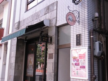 メイ(Mey)/階段下入口看板