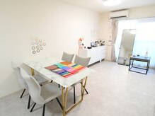 リベルテ(Liberte)の雰囲気（白を基調とした明るい店内です。）