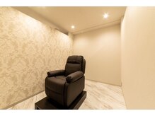 完全個室eyelash salon Rey新潟万代店 まつげパーマパリジェンヌ/マツエク/眉毛専門店の雰囲気（完全個室リクライニング〔眉毛/アイブロウ/眉毛/まゆげ/新潟〕）