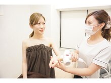 脱毛の事前シェービングですが手が届かない部位はサロンでしてもらえますか？残毛処理は有料になりますか？