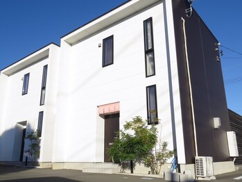 ハリラナ/白い二階屋