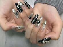 ユイット(HUIT)/ゴテゴテ黒系ネイル