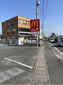 トリトン(triton)/レンガ調3階建の建物