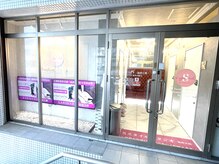 Sスタイルスタジオ 福岡天神の雰囲気（店舗入り口に大型モニターを設置し、お洒落な映像を楽しめます。）