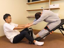 西宮の沢ストレッチ整体院の雰囲気（つらい腰痛改善の秘密兵器！中川式ストレッチングベンチ！）