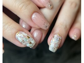 シェルが輝く上品ネイル