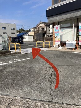 トリトン(triton)/駐車場は建物左をお入りください