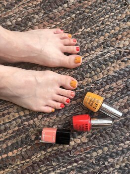 カラーはマニキュアで仕上げます