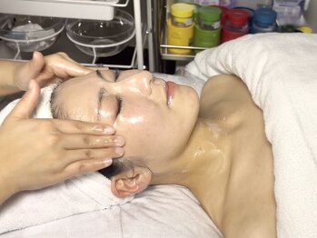 オーリス(Aurise)の写真/月間約2000名の大手大型サロンでの実績を持つスタッフの神技。疲れた体と肌を満たす、大人の駆け込み寺