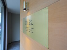 ドレス(DRESS.)/ゴールドの看板が目印になります