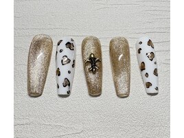 ハート型ヒョウ柄ネイル