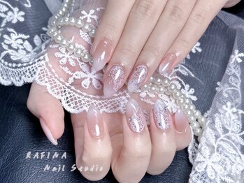 ラフィーナ 新宿 代々木店(RAFINA)の写真/オーロラ輝くワンホンネイルで華やかに。レースネイルが主役の特別な指先を演出します！