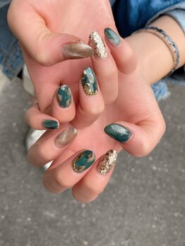 エム(em)/緑ネイル