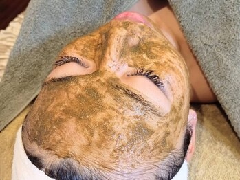 イーオ(io)の写真/【歴14年/施術実績1万人以上のお肌のプロ】によるシミ改善に特化したハーブピーリングでノーファンデ肌に！