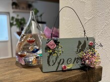 花龍胆(りんどう)の雰囲気（ご縁ある人からさまざまな贈りものを飾っています）