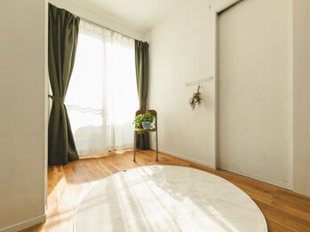 スワイディーアイラッシュ(Swaidee eyelush)/白ベースの清潔感のある個室空間