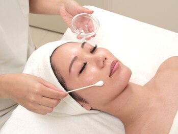 クリニカルエステ イーズ 京橋店の写真/『韓国水光肌ホワイトピーリング¥5500』背中・デコルテ・首のリンパの詰まりを流し、ピーリングの効果UPに!