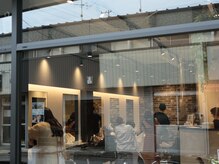 施術スペースカーテンで仕切られしっかり個室になっています。