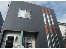 フォレット(Foret)の雰囲気（黒い建物に赤い線の入った建物の2階が当店です。）