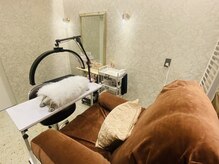 グレイヘアービューティー(gray hair beauty)の雰囲気（ふかふかチェアで施術中も快適◎ 清潔感あふれる専用ブース）