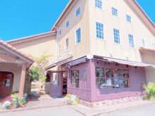 フォンテーヌブロー 鞍月店(Fontaine Brow)の雰囲気(店舗の外観です♪セレクトショップのピンクのドアからどうぞ☆)