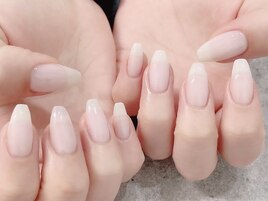 シンプルなシアーホワイトネイル