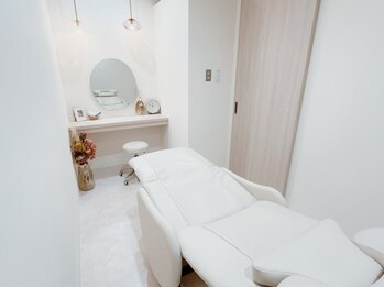 ボーンブライト(BORNBRIGHT)の写真/完全個室でスッピンでもご来店OK◎ヘアサロン内の一室で周りを気にせず施術を受けられる♪理想の目元に…☆