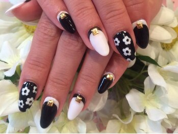 ネイルサロン ヴィヴィスウィート(Nail Salon Vivi Sweet)/大人可愛いモノトーンネイル☆