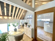 アンドグレース ブロウ 可児店/明るく開放的な癒しの店内です☆