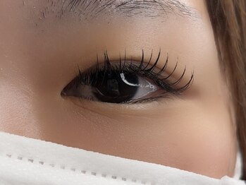 ラシク ベル(Lashiku Belle)/下向きまつ毛にはカール強めで