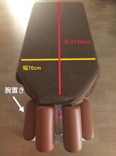 新月/ゆったりとした施術用ベッド