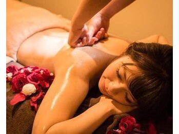 ランベリー 新宿店(Lembellir)の写真/【漢方深層リン パ流し】全身オ イルリンパマッサージ60 分5,200円/肩こり/腰痛/全身のだる さ徹 底改善◎