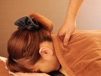 リフレッシュサロン(Refresh Salon)の写真/本格技術×お悩みに合わせた提案で首・肩をスッキリ！21時半まで営業＆お着替え有で通いやすさも抜群◎