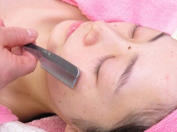 サロン オブ ロータス(Salon of Lotus)の写真/【日本剃刀を使用した最高級のシェービング】お肌への負担を最小限に抑えて、うぶ毛・古い角質を除去♪