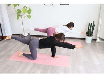 フォーシー(4C)の写真/ストレッチ/トレーニングを中心に、ピラティス/ヨガの動きを取り入れた、あなただけのエクササイズをご提案